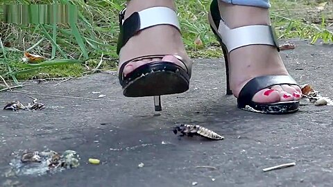 Draußen Kakerlake in High Heels zerquetschen. - free porn video