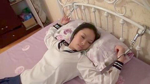 Chinesische Schulmädchen gebunden - free porn video