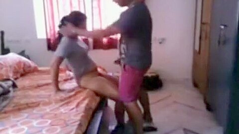 Meine heiße indische Cousine Sakshi Dubey wird von ihrem Freund im Hostelzimmer gefickt - free porn video