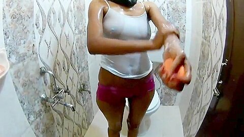 heiße Tante macht Badevideo alle nass fig - free porn video