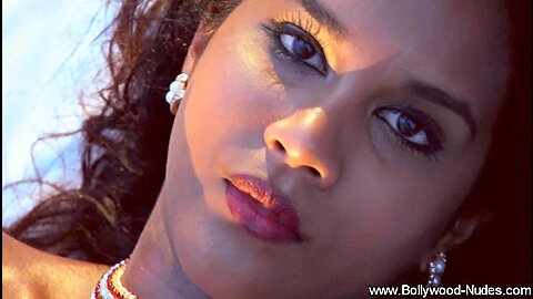 Schöne erotische indische MILF - free porn video