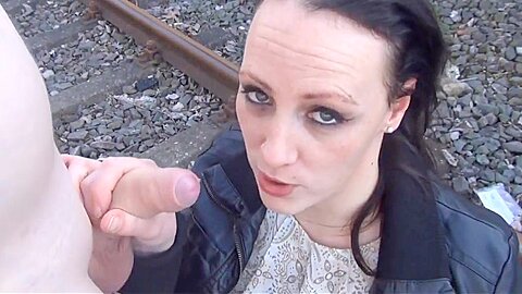 Haessliche crack-nutte blaest freier am bahndamm! - free porn video