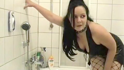In Fetischklamotten in Badewanne gepisst - free porn video
