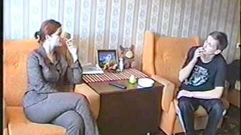 Russische Milf verführt Jungen - free porn video