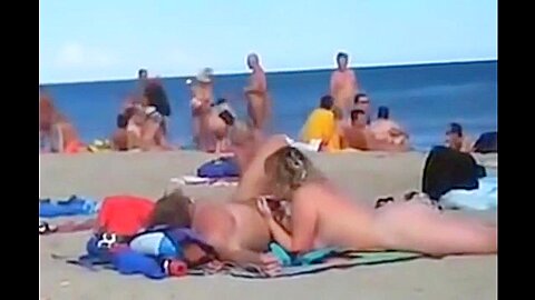 Leben am Strand von Cap Dagde an einem heißen Sommertag - free porn video