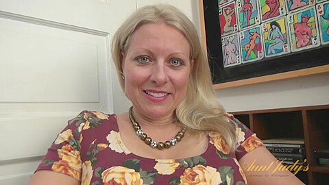 Zoey Tyler im Masturbationsfilm - AuntJudys - free porn video