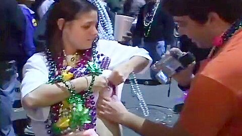 Mardi Gras Huren blitzen ihre Spaltung - free porn video