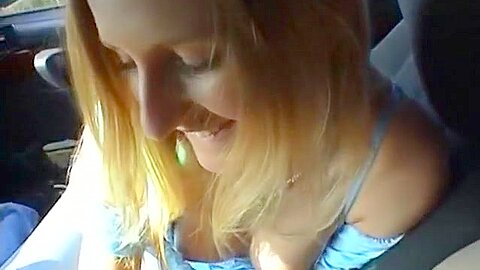 Nette Blondine saugt ihn in einem Auto ab - free porn video