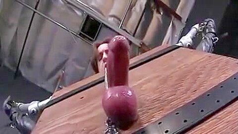 Herrin macht den männlichen Sklaven cum - free porn video