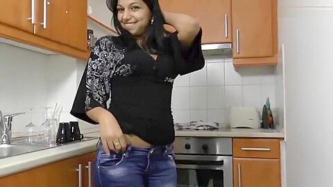 Deine erste nackte Inderin - free porn video