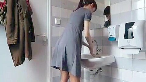 Was Frauen in der Badezimmerzusammenstellung tun 3 - free porn video