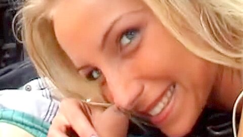 Polnische blonde Schönheit Monika verschlingt penis im Auto - free porn video
