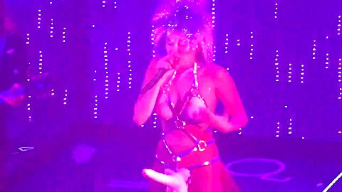 Miley Cyrus Riesiger Strap On Cock Kunststoff Tatas - free porn video