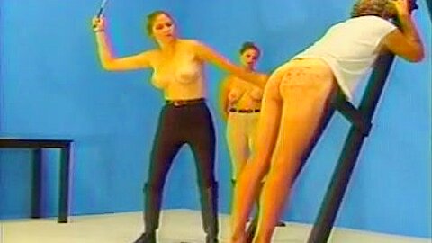Von zwei Geliebten geschlagen, bis er blutet - free porn video