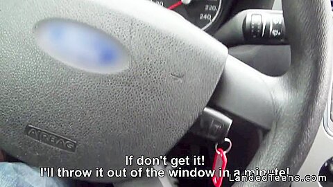 Beugte sich über teen , der Blowjob gab und im Auto fickte - free porn video