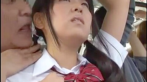 Das junge japanische Schulmädchen wird von einem alten Mann im Bus verführt - free porn video