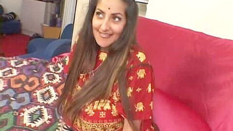 Indische Schönheit, die Freude mit 2 Dongs hat! - free porn video