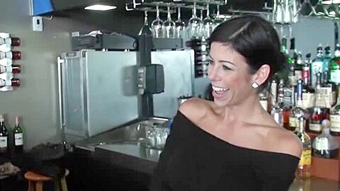 Hawt Step mommy hat Sex in der Bar - free porn video