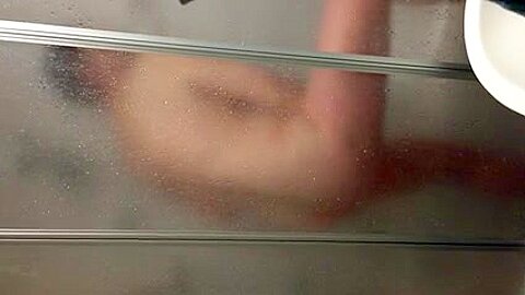 Sie fingert beim duschen - free porn video