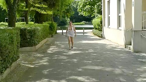 sie zeigt sich gerne - free porn video
