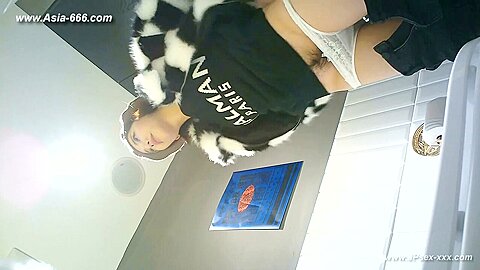 chinesische Mädchen gehen auf die Toilette.185 - free porn video