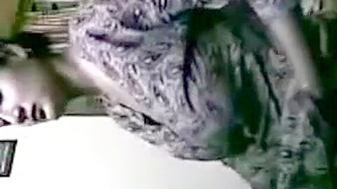 Frisch verheiratete Indische Mutter mit Roter Bluse - free porn video