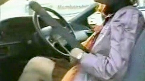 Lüsternes Mädchen blitzt Mangos Und Spermaloch Im geparkten Auto vor die Kamera - free porn video