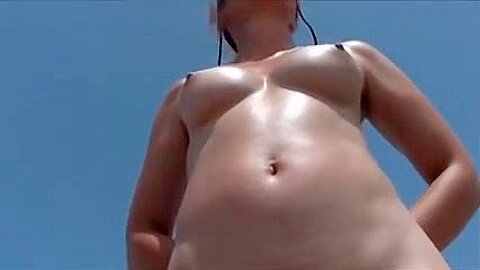 nacktpuss posiert in den Dünen - free porn video