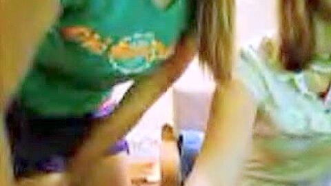 zwei volljährige teenager -Mädels spielen vor der Kamera - free porn video