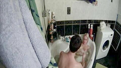Sex in der Wanne - Versteckt (?) Webcam (Kein Ton) - free porn video