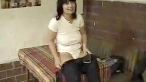 Bulgarische milf hat einen Dreier mit 2 Jungs auf dem Küchentisch - free porn video
