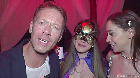 Malena geht gerne auf Maskenpartys und verwandelt sie in Orgien, weil sie Spaß machen - free porn video