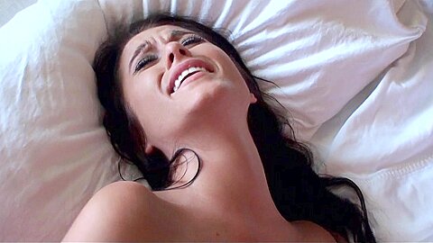 Chloe stöhnt, als sie ihren Arsch gefickt bekommt - free porn video