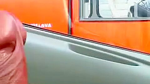 Schwanz Blinkende Sexy Frau im Bus will ihn lecken und lutschen - free porn video