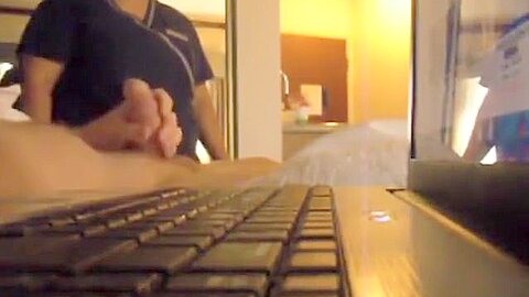 Zimmermädchen kommt herein und schaut ihm beim wichsen zu - free porn video