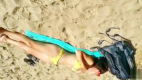 Cumming auf ein schlafendes Bikinimädchen am Strand - free porn video