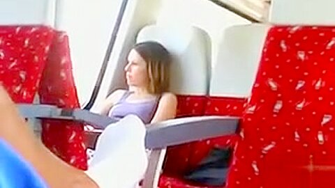 Streicheln zu einem schönen college-Mädchen im Zug - free porn video