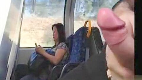 Wichsen im Zug gegenüber einer asiatischen Frau - free porn video