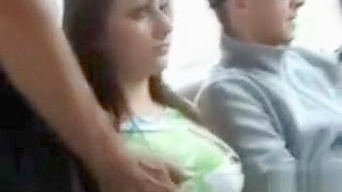 Vollbusiges brünettes Mädchen wird während der Busfahrt von einem Fremden befummelt - free porn video