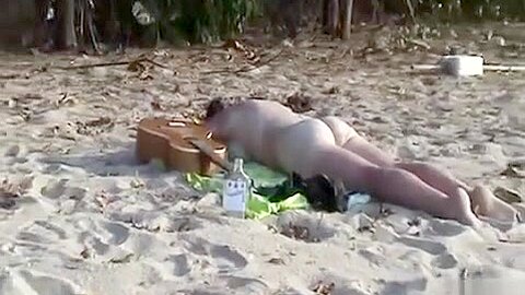 Betrunkenes Mädchen nimmt völlig nackt ein Sonnenbad - free porn video
