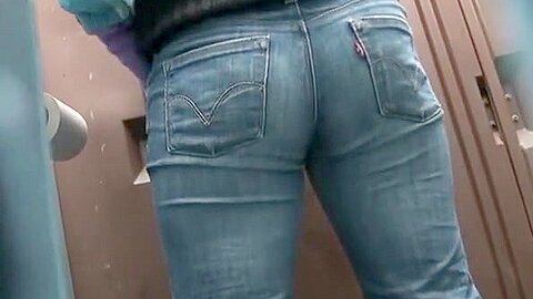 Küken ausspioniert in der öffentlichen tragbaren Toilette Pinkeln - free porn video