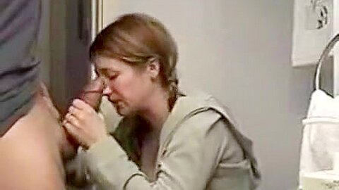 Frau lutscht Schwanz im Badezimmer - free porn video