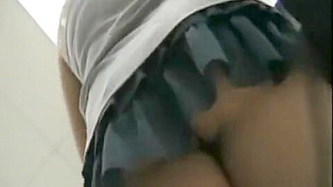 Ohne Höschen rasierte Möse upskirt - free porn video