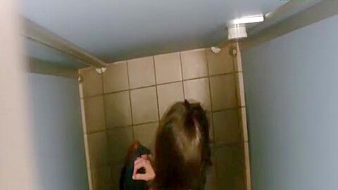 Frau in öffentlicher Toilette ausspioniert - free porn video