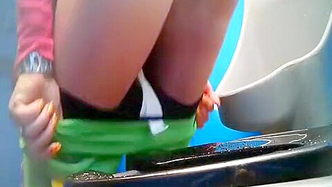 Frau in grüner Hose pisst - free porn video