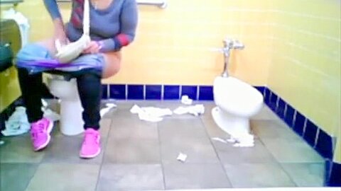 Mollige Frau beim Pinkeln in der öffentlichen Toilette ausspioniert - free porn video