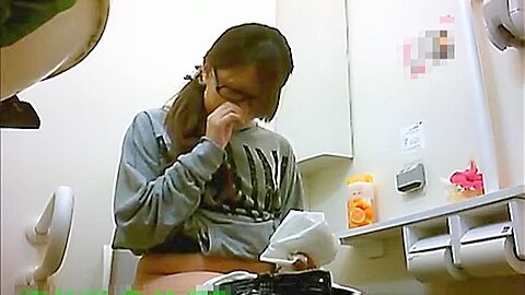 Asiatische Frauen in öffentlichen Toiletten Pinkeln - free porn video