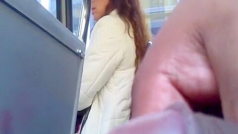 Schwarzer Kerl blinkt Schwanz im bus - free porn video