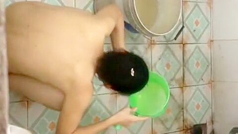 filmt asiatische Frau im Badezimmer - free porn video