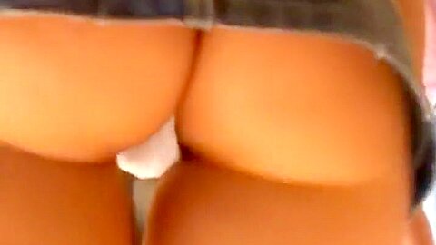 Perfekte junge Pobacken unter einem Rock - free porn video